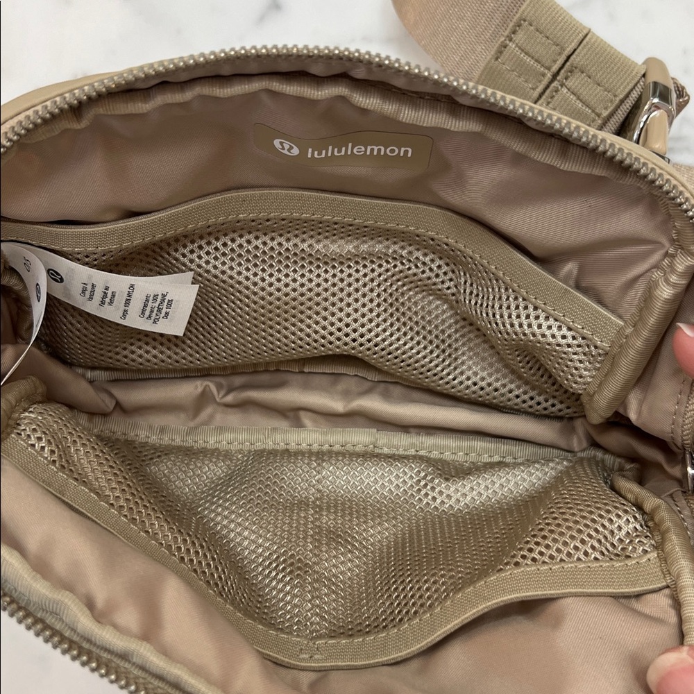 Lululemon Everywhere belt bag - Picture 4 of 4
